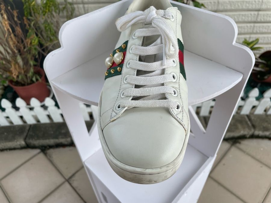 GUCCI Ace 鉚釘珍珠細節牛皮繫帶小白鞋37-3