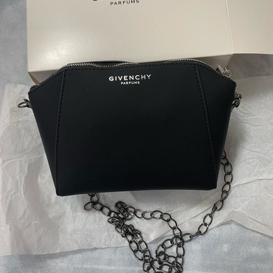 Givenchy紀梵希酷炫黑專櫃贈手拿包iconic black pouch(加鏈條)-0