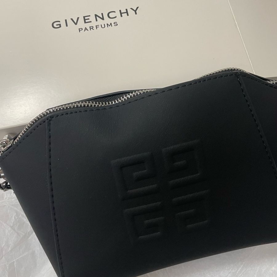 Givenchy紀梵希酷炫黑專櫃贈手拿包iconic black pouch(加鏈條)-1