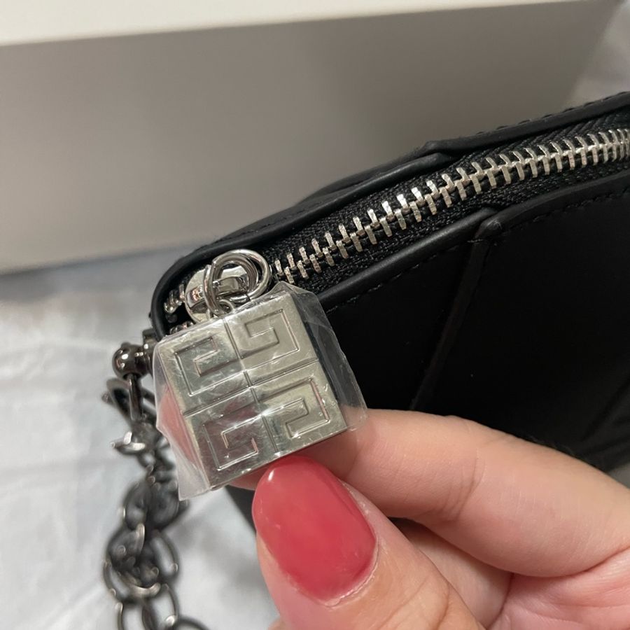 Givenchy紀梵希酷炫黑專櫃贈手拿包iconic black pouch(加鏈條)-2