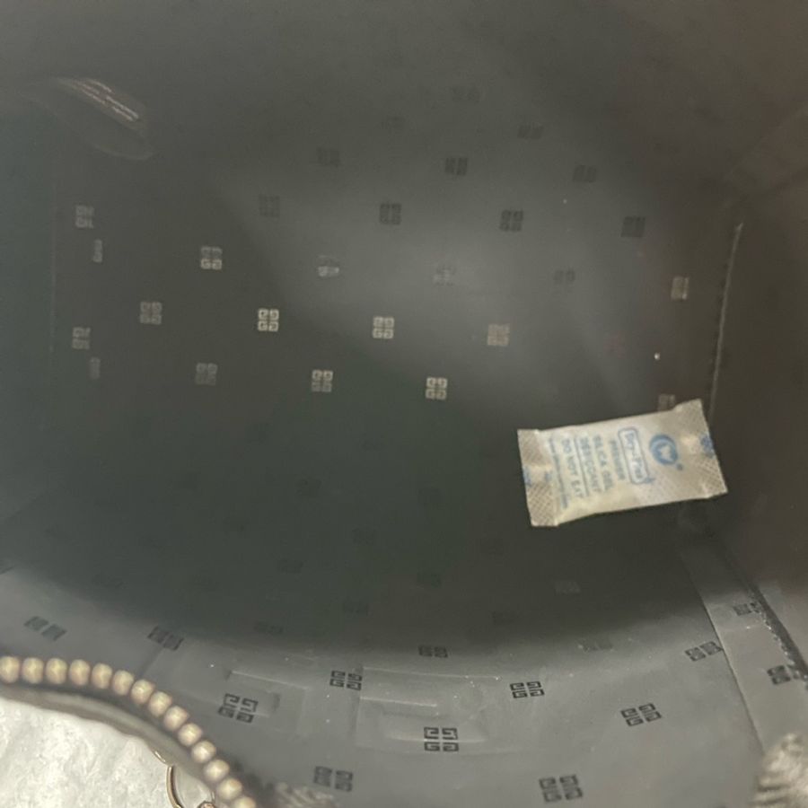 Givenchy紀梵希酷炫黑專櫃贈手拿包iconic black pouch(加鏈條)-9