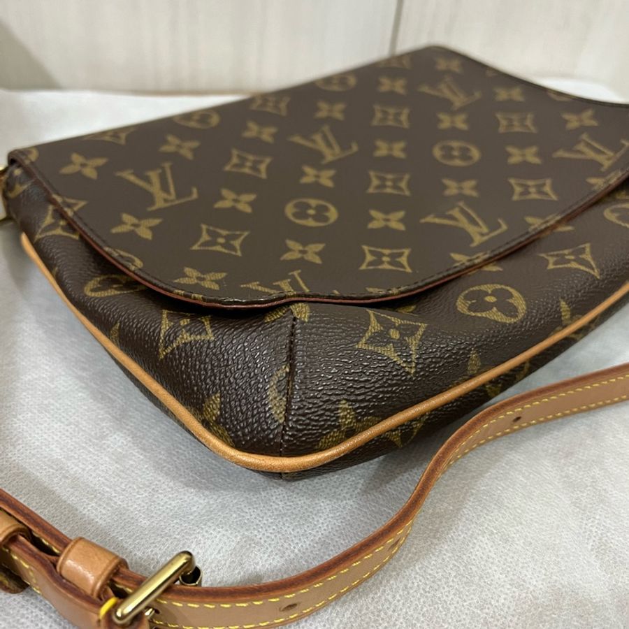 Lv側背橫式王菲包-8