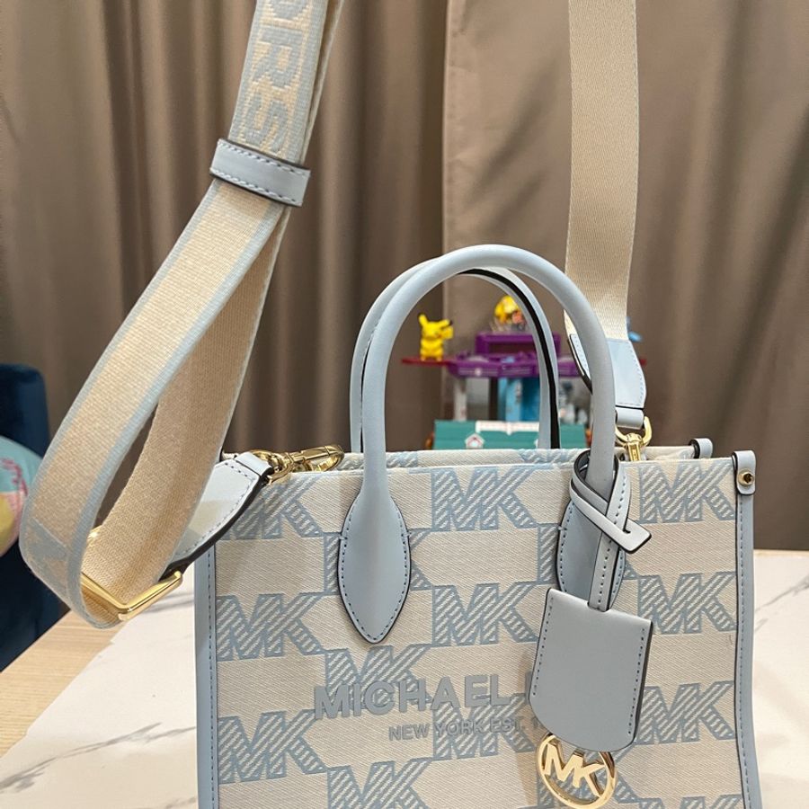 ✨Michael Kors ✨滿版緹花MK織紋背帶兩用白包(天空藍小款)-3