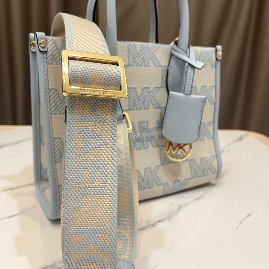 ✨Michael Kors ✨滿版緹花MK織紋背帶兩用白包(天空藍小款)-12