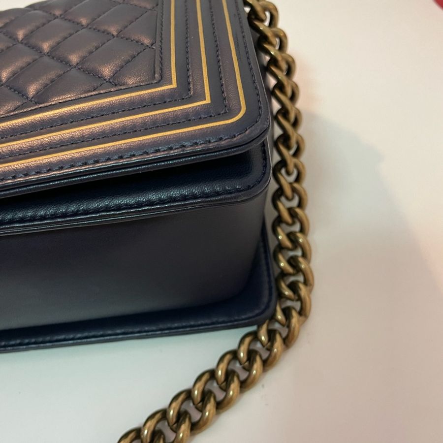 Chanel 2017 限量boy handle 25 深藍仿舊金邊羊皮琺瑯釦-13