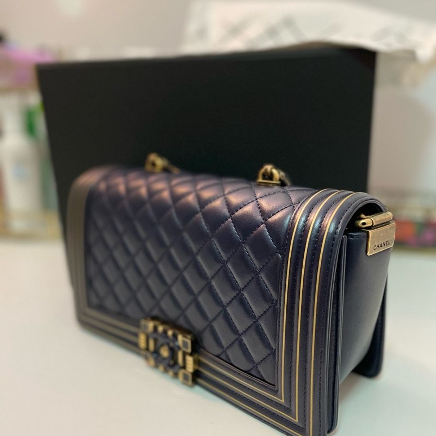 Chanel 2017 限量boy handle 25 深藍仿舊金邊羊皮琺瑯釦-1
