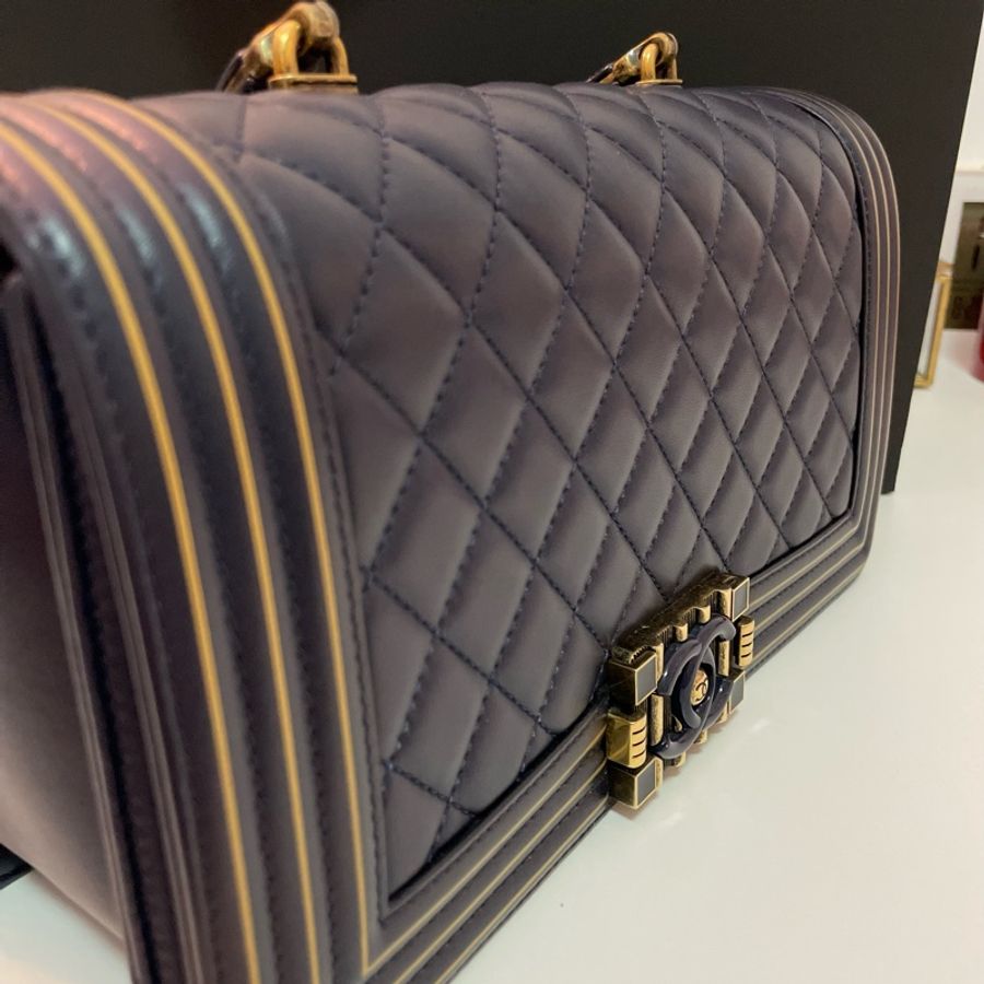 Chanel 2017 限量boy handle 25 深藍仿舊金邊羊皮琺瑯釦-3