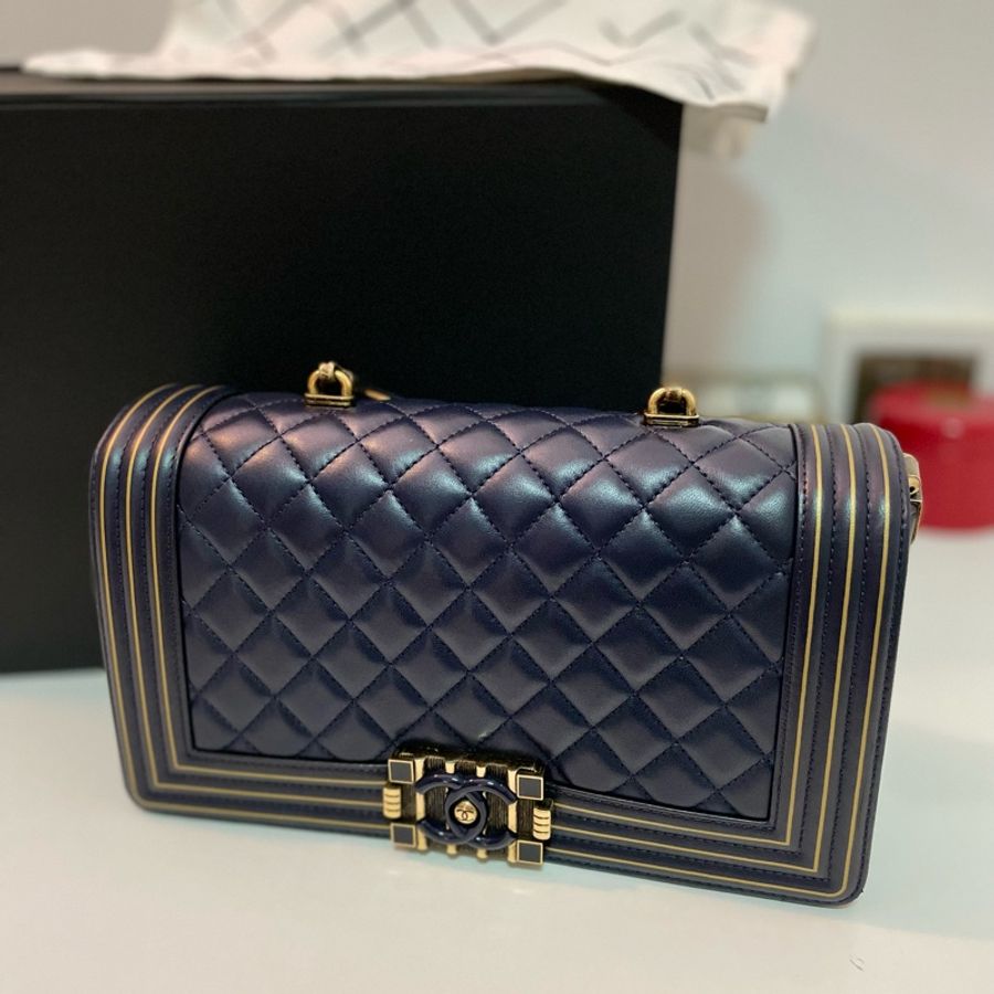 Chanel 2017 限量boy handle 25 深藍仿舊金邊羊皮琺瑯釦-5