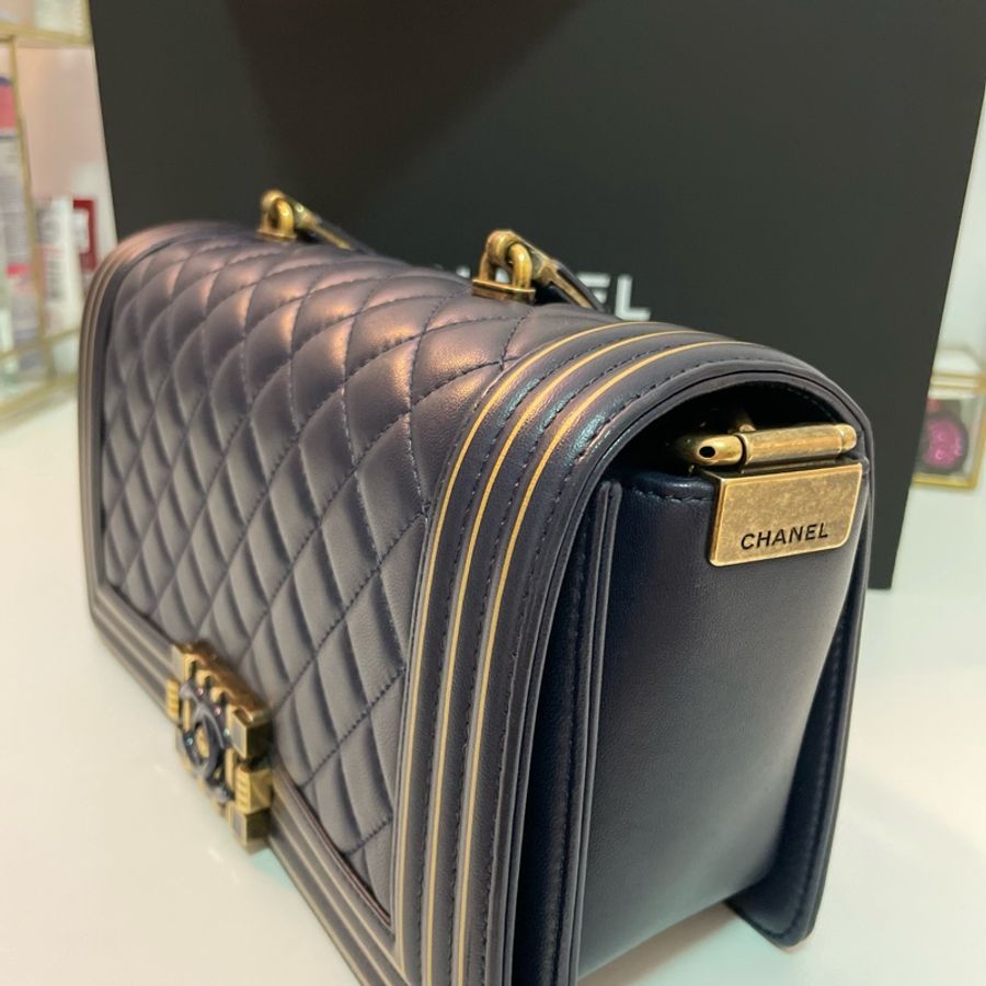Chanel 2017 限量boy handle 25 深藍仿舊金邊羊皮琺瑯釦-7