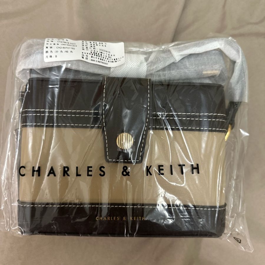 CHARLES&KEITH-Bronte 斜背小方包-柔沙色/斜背包/全新-6