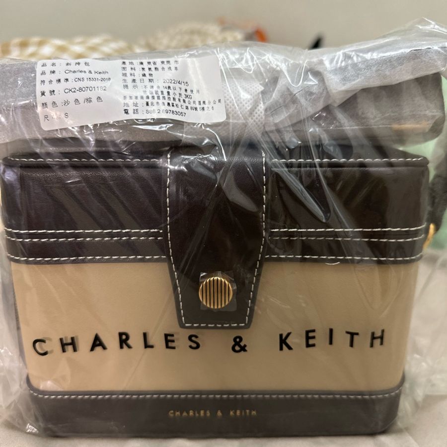 CHARLES&KEITH-Bronte 斜背小方包-柔沙色/斜背包/全新-8