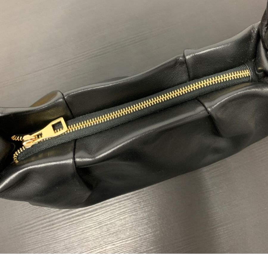英國凱特王妃御用品牌DeMellier Genova Bag黑色 肩背雲朵包-4