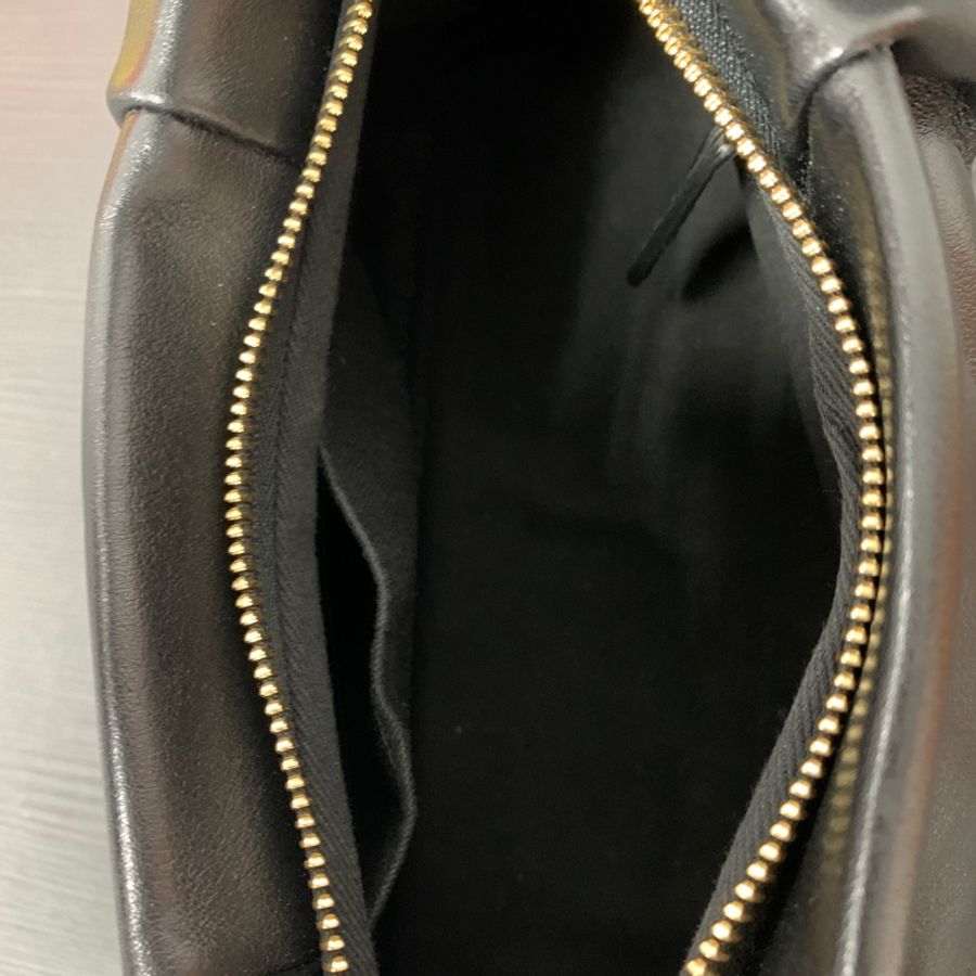 英國凱特王妃御用品牌DeMellier Genova Bag黑色 肩背雲朵包-6