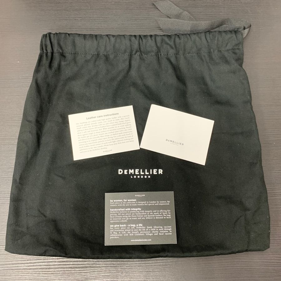 英國凱特王妃御用品牌DeMellier Genova Bag黑色 肩背雲朵包-8