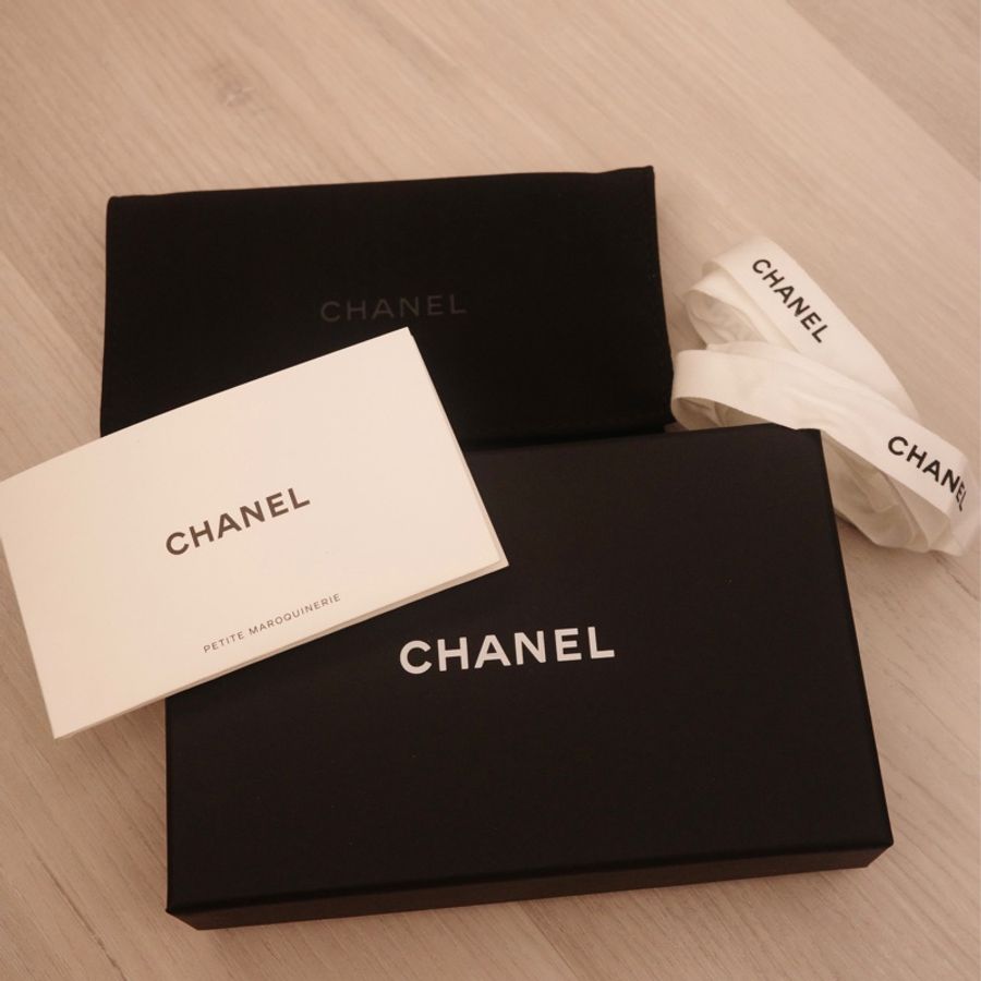 Chanel黑色金扣小羊皮卡夾-3