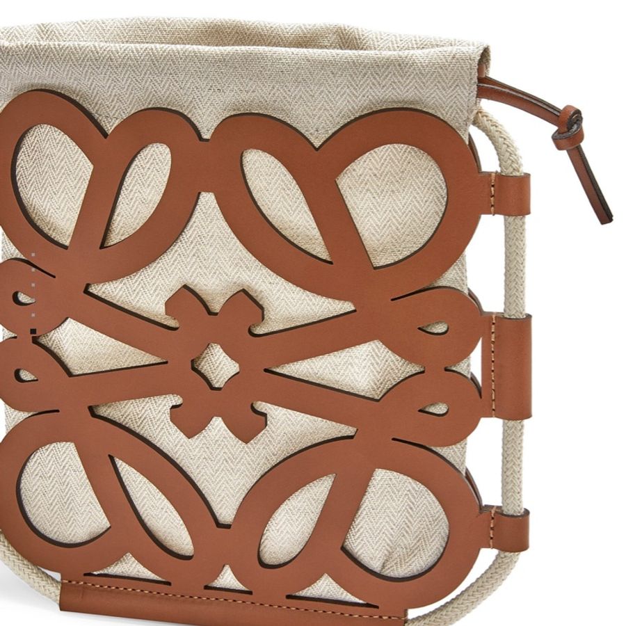 loewe經典小牛皮拼帆布 Anagram 鏤空斜背包-1