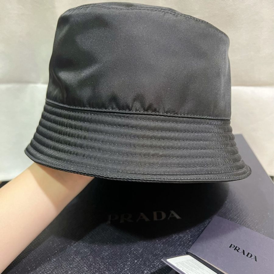 近新 盒裝 PRADA 經典黑色 尼龍漁夫帽 M號 黃金尺寸-3