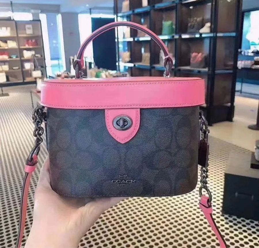 正品現貨 - Coach 限定款蜜桃粉盒子包-3