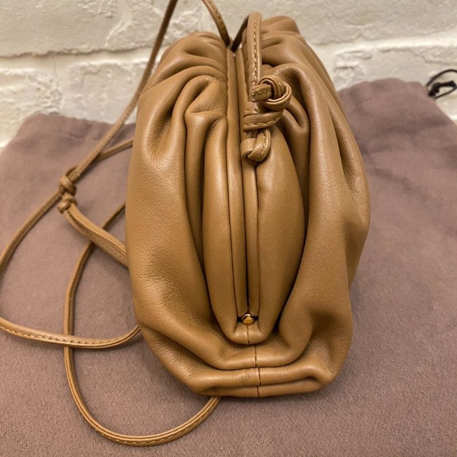 BOTTEGA VENETA Mini Pouch 雲朵包 焦糖色-9