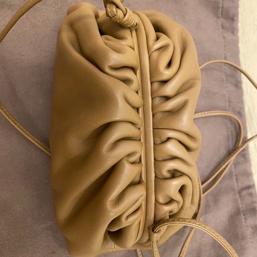 BOTTEGA VENETA Mini Pouch 雲朵包 焦糖色-4