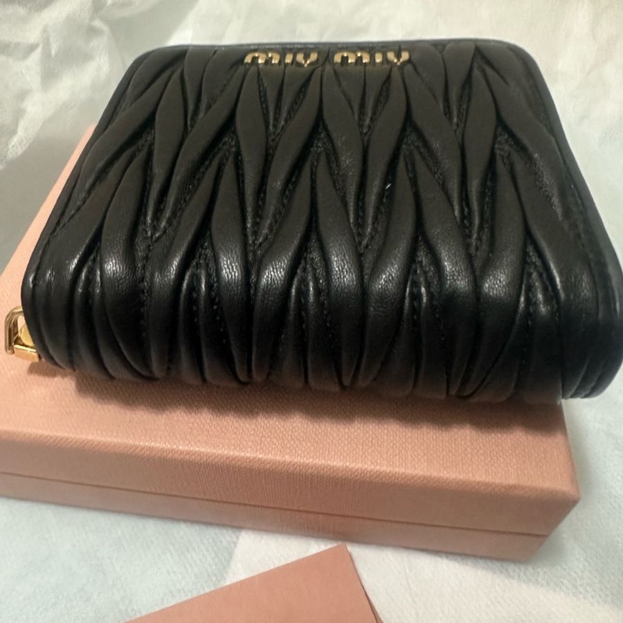 Miu Miu 黑金羊皮軟嫩抓皺方形短夾零錢包-2