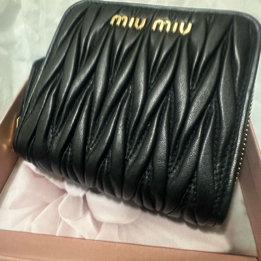 Miu Miu 黑金羊皮軟嫩抓皺方形短夾零錢包-3