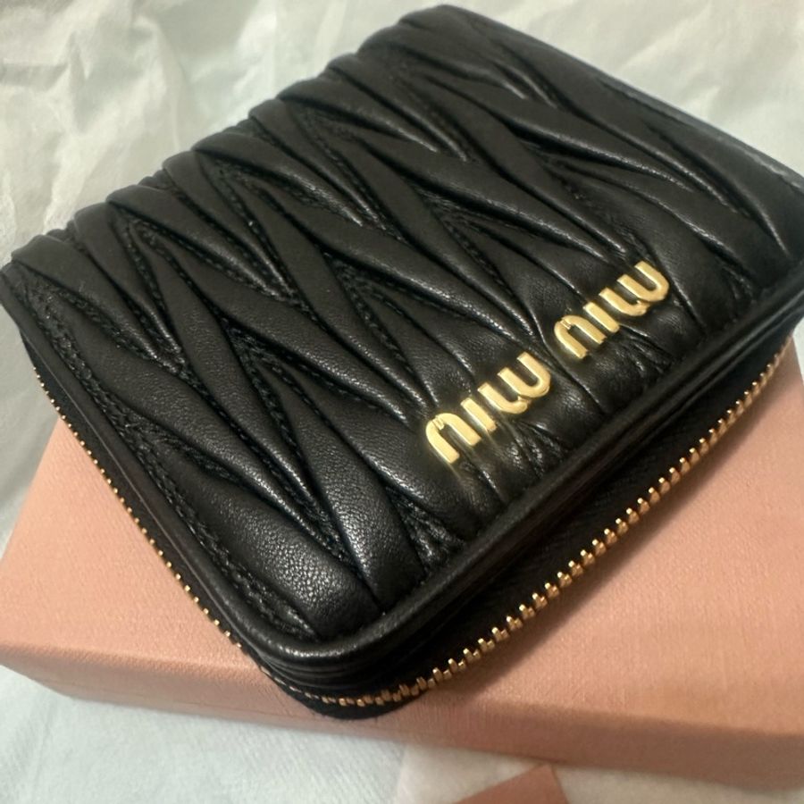 Miu Miu 黑金羊皮軟嫩抓皺方形短夾零錢包-4