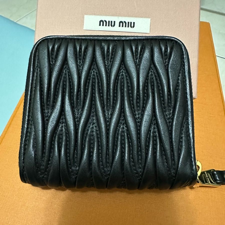 Miu Miu 黑金羊皮軟嫩抓皺方形短夾零錢包-5
