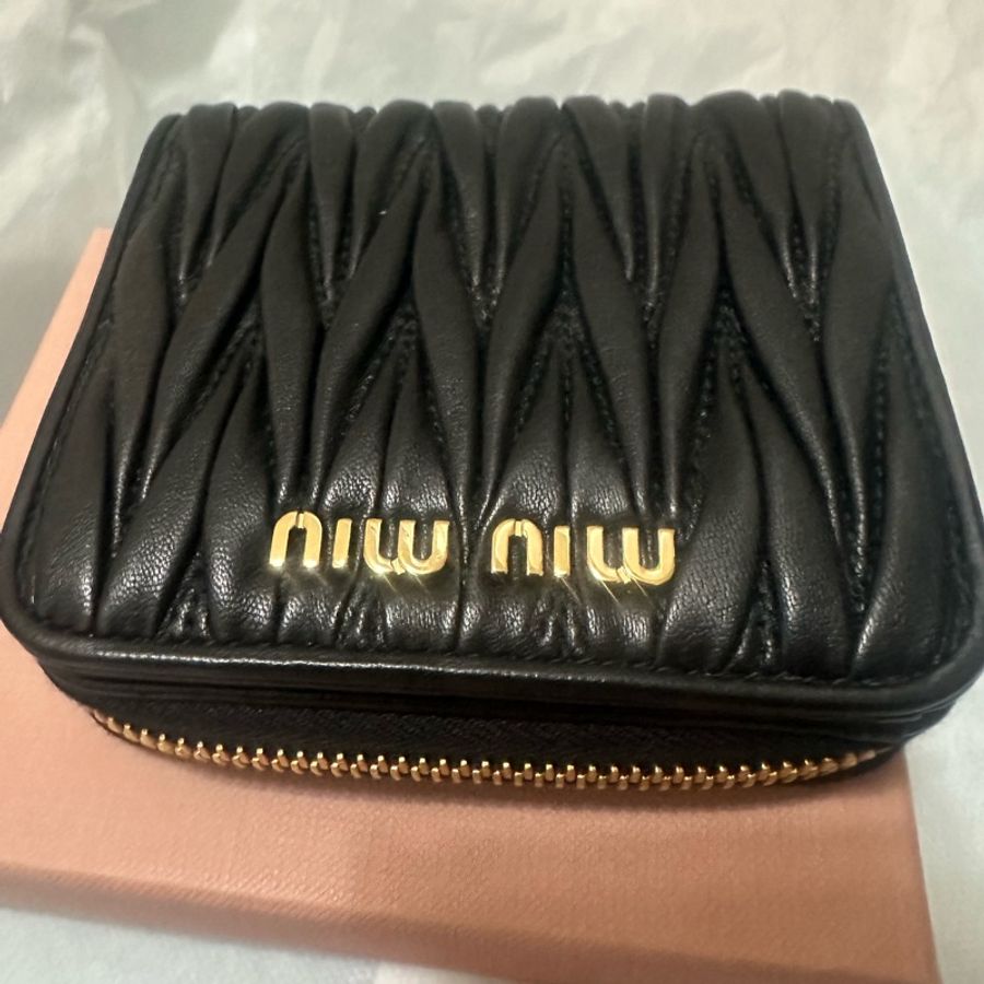 Miu Miu 黑金羊皮軟嫩抓皺方形短夾零錢包-6