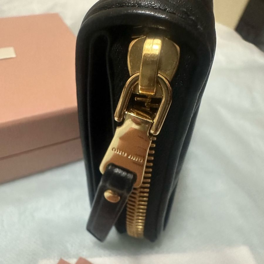 Miu Miu 黑金羊皮軟嫩抓皺方形短夾零錢包-7
