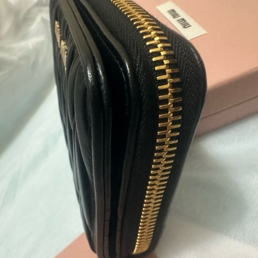 Miu Miu 黑金羊皮軟嫩抓皺方形短夾零錢包-8