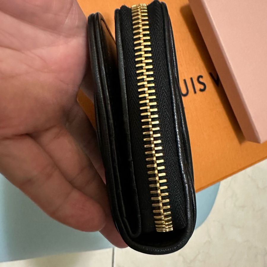 Miu Miu 黑金羊皮軟嫩抓皺方形短夾零錢包-10