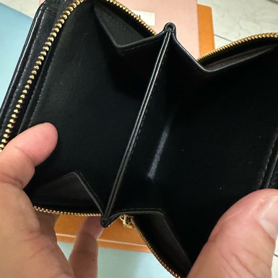 Miu Miu 黑金羊皮軟嫩抓皺方形短夾零錢包-11