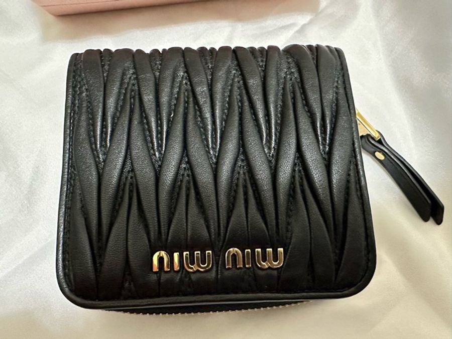 Miu Miu 黑金羊皮軟嫩抓皺方形短夾零錢包-14