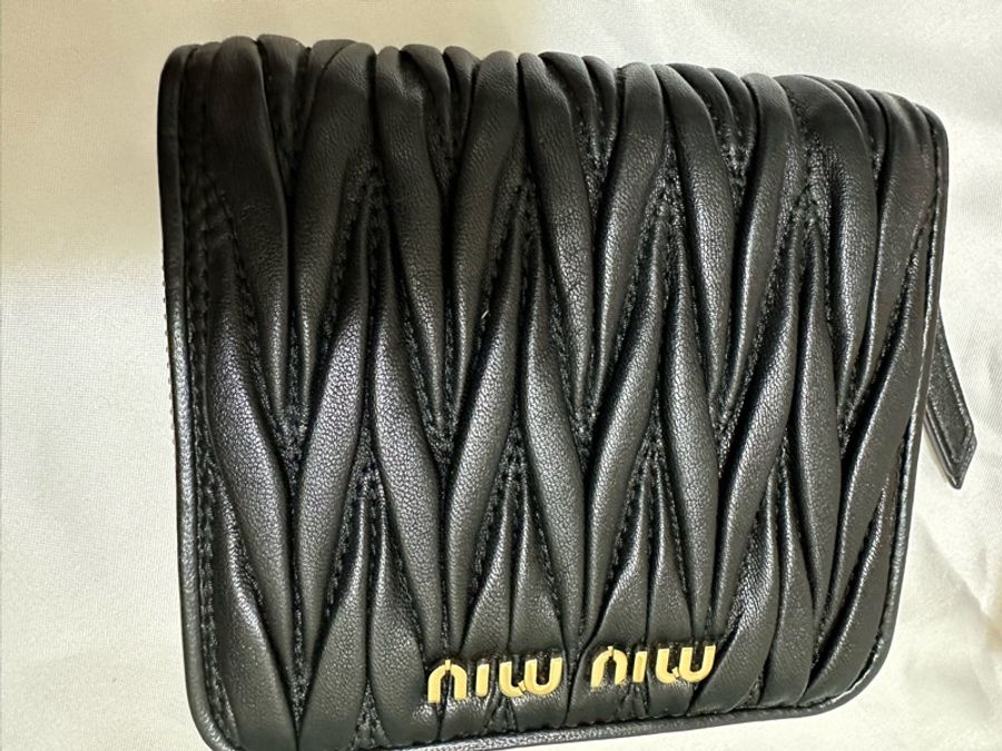 Miu Miu 黑金羊皮軟嫩抓皺方形短夾零錢包-15