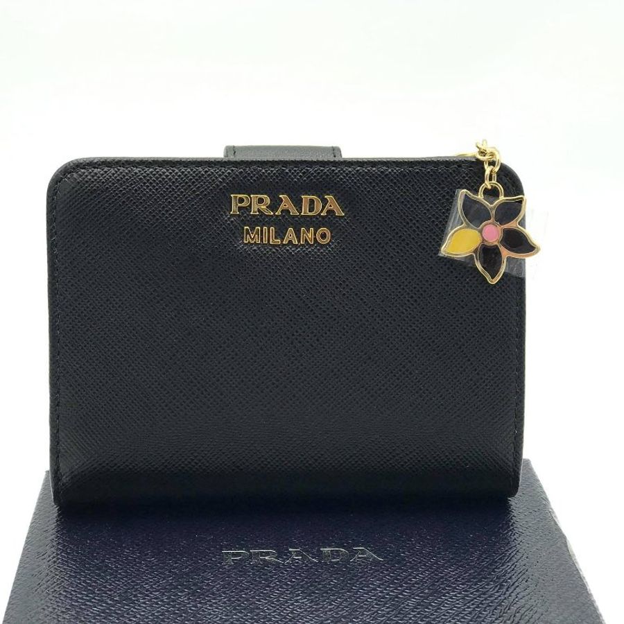 Prada 1ML018 Saffiano 倒三角標 Logo 小花拉鍊二折短夾 黑色-0