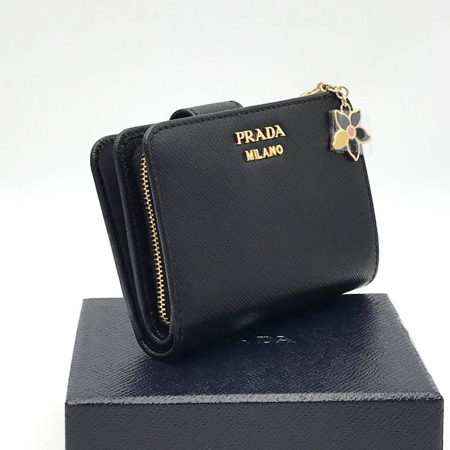 Prada 1ML018 Saffiano 倒三角標 Logo 小花拉鍊二折短夾 黑色-1