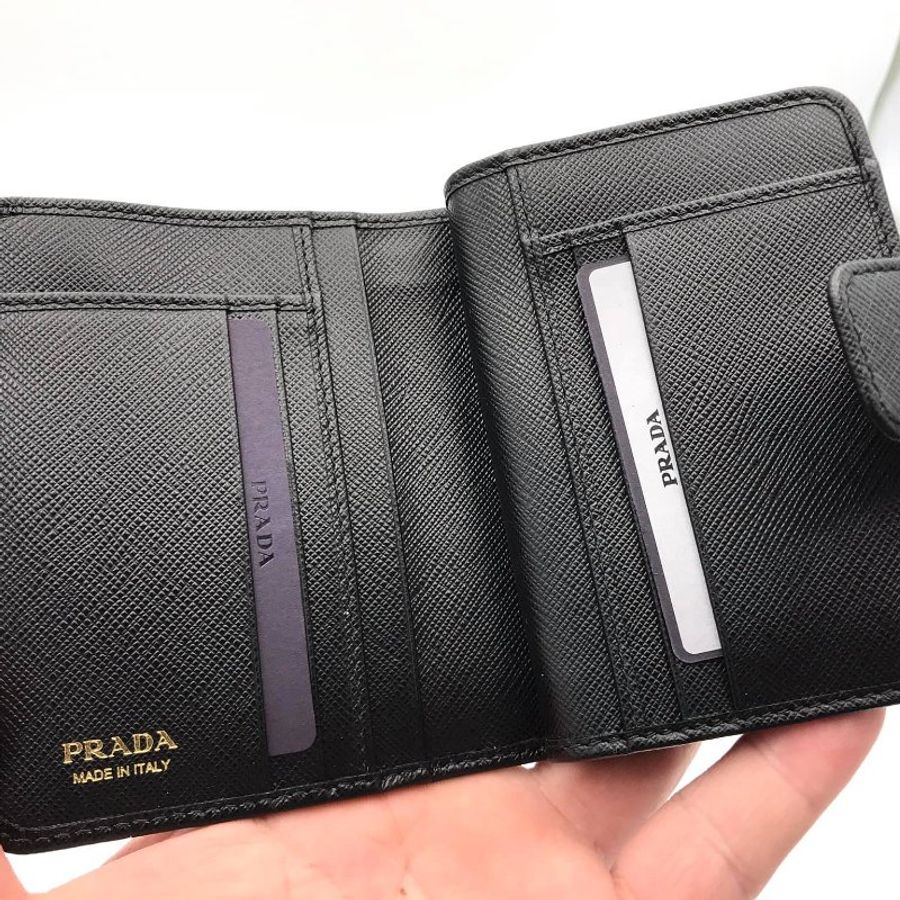 Prada 1ML018 Saffiano 倒三角標 Logo 小花拉鍊二折短夾 黑色-2
