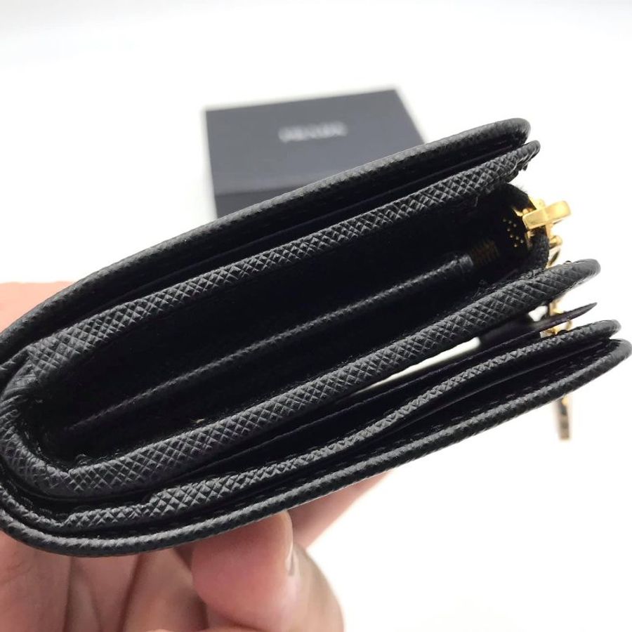 Prada 1ML018 Saffiano 倒三角標 Logo 小花拉鍊二折短夾 黑色-3