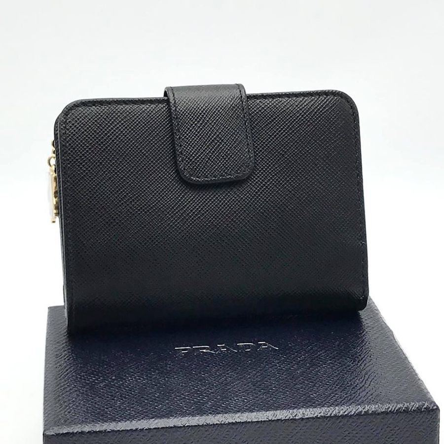 Prada 1ML018 Saffiano 倒三角標 Logo 小花拉鍊二折短夾 黑色-4