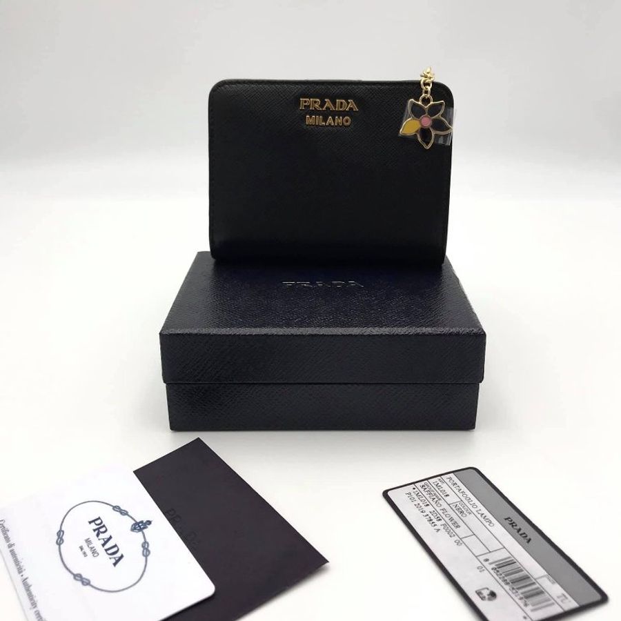 Prada 1ML018 Saffiano 倒三角標 Logo 小花拉鍊二折短夾 黑色-7