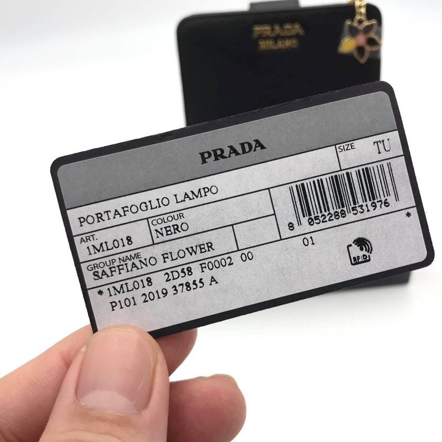 Prada 1ML018 Saffiano 倒三角標 Logo 小花拉鍊二折短夾 黑色-8