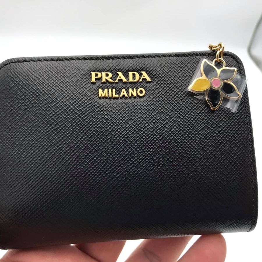 Prada 1ML018 Saffiano 倒三角標 Logo 小花拉鍊二折短夾 黑色-11