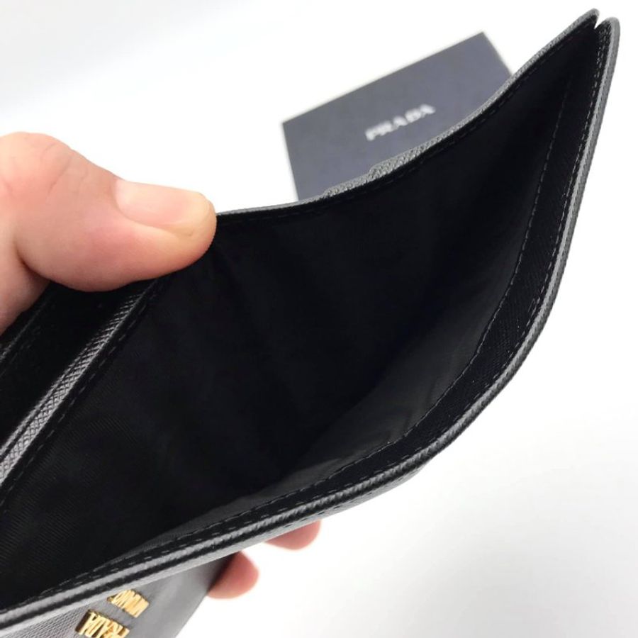 Prada 1ML018 Saffiano 倒三角標 Logo 小花拉鍊二折短夾 黑色-12
