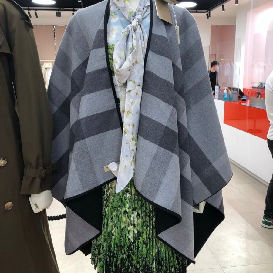 BURBERRY 經典格紋羊毛雙面大披肩 / 圍巾 / 斗篷 (黑)-2