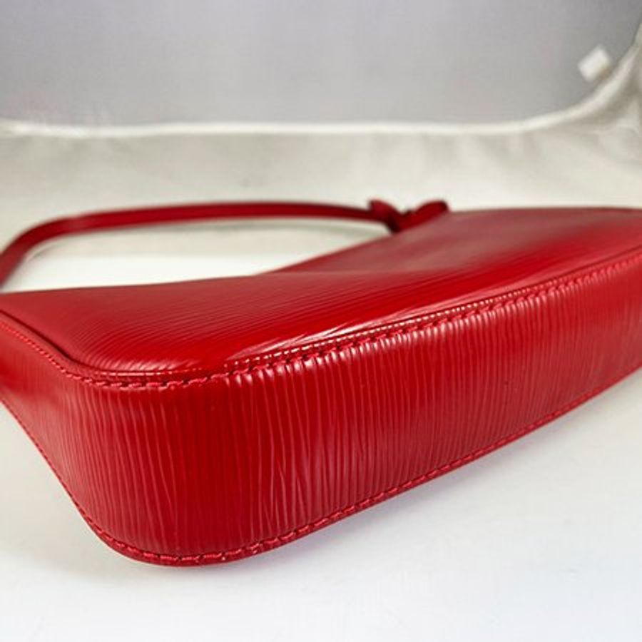 已售出* Louis Vuitton胭脂紅色EPI牛皮POCHETTE ACCESSOIRES 腋下包 M5294D-2