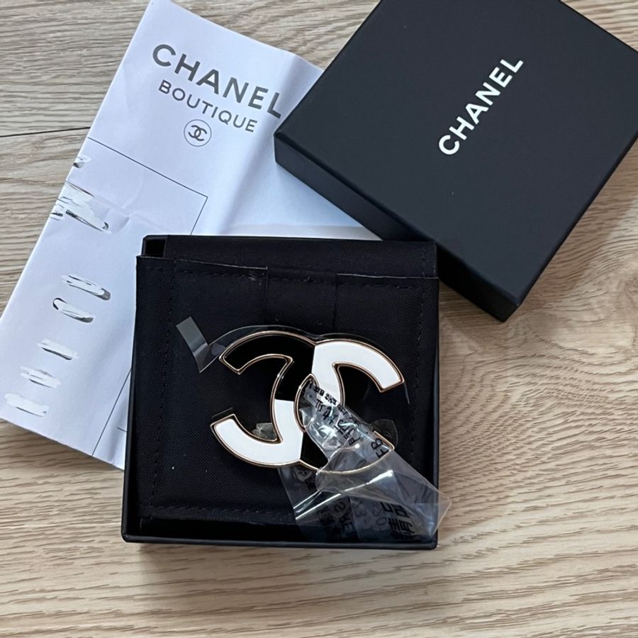 全新🩶🤍CHANEL黑白雙C珐瑯瓷胸針-7