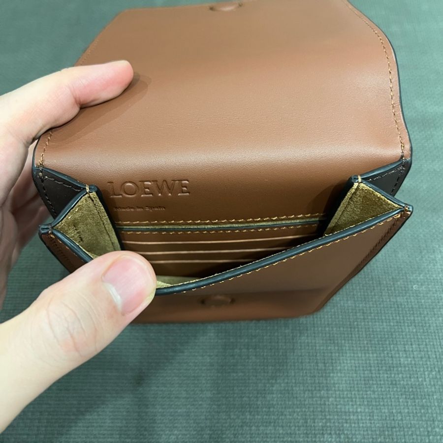 Loewe gusset 焦糖色 斜背包-9