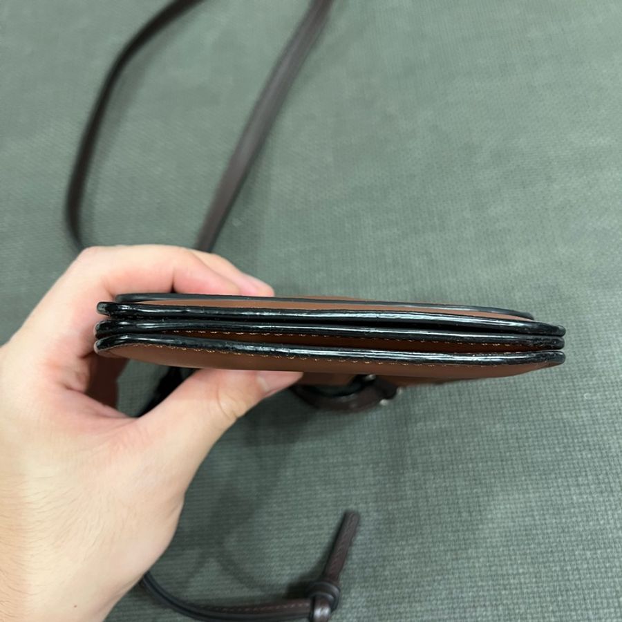 Loewe gusset 焦糖色 斜背包-13