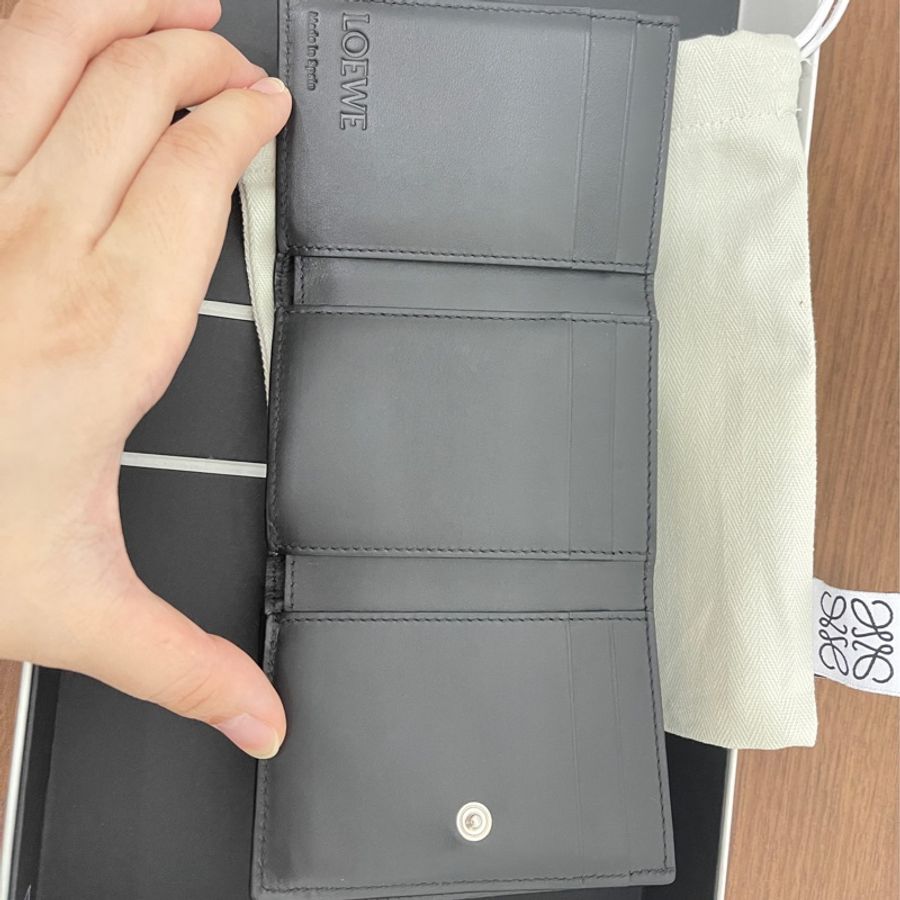 LOEWE柔軟粒面小牛皮三摺皮夾/男夾 - 黑色-2